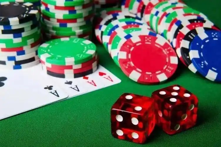 Antarmuka permainan Sakong di hilichurl Permainan Sakong di hilichurl dengan tata letak meja dealer otomatis